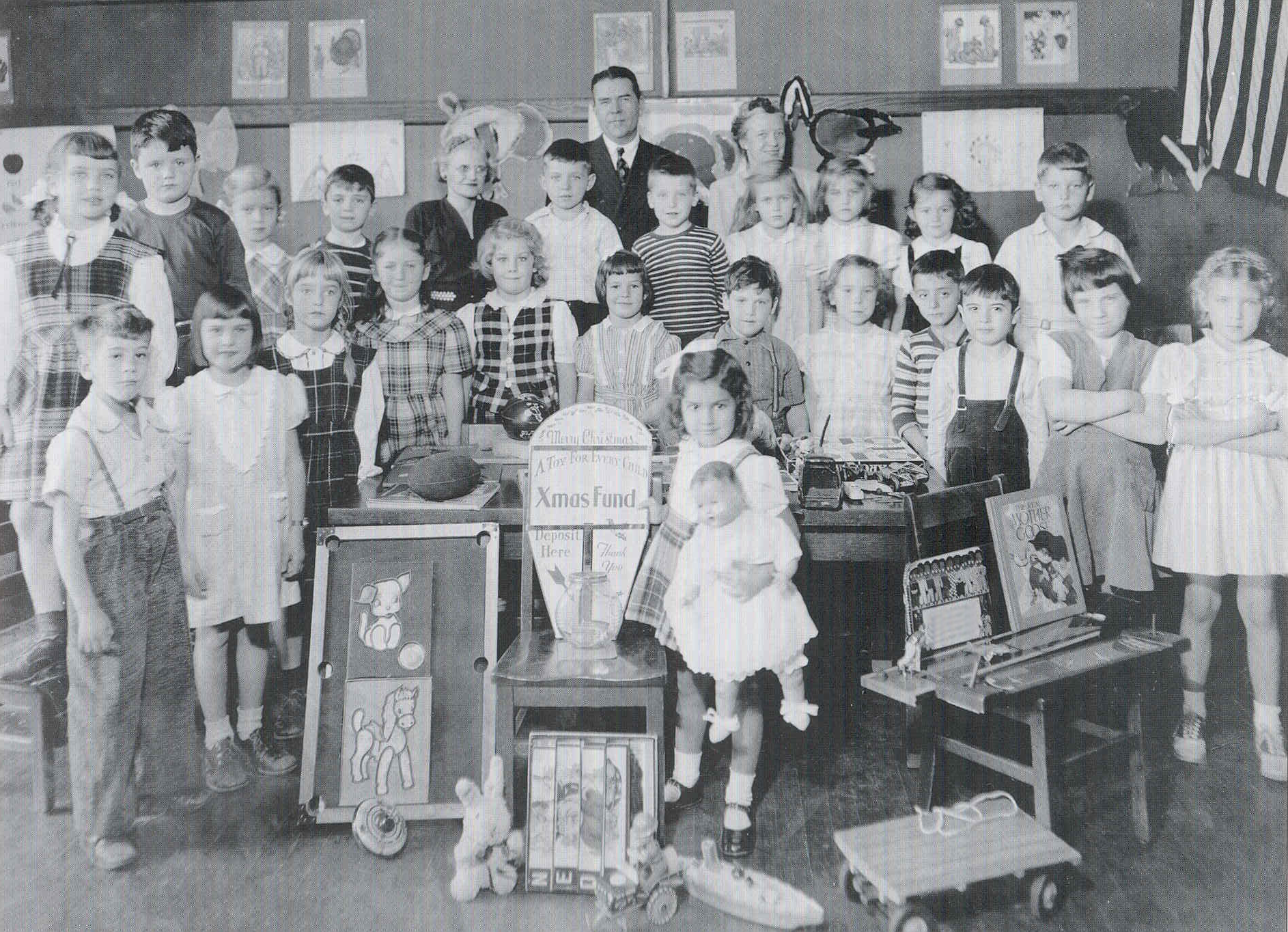 B. row: Nancy Hitchcock, Martha Forward, Kay Ramsey, Thea, Marlin Kumnick, Virginia Dan,  Sandy Poole; f. row: Peggy Stevens, Ronnie Riggs, Margaret Witherspoon, Barbara Anspach, Joanne Matthews